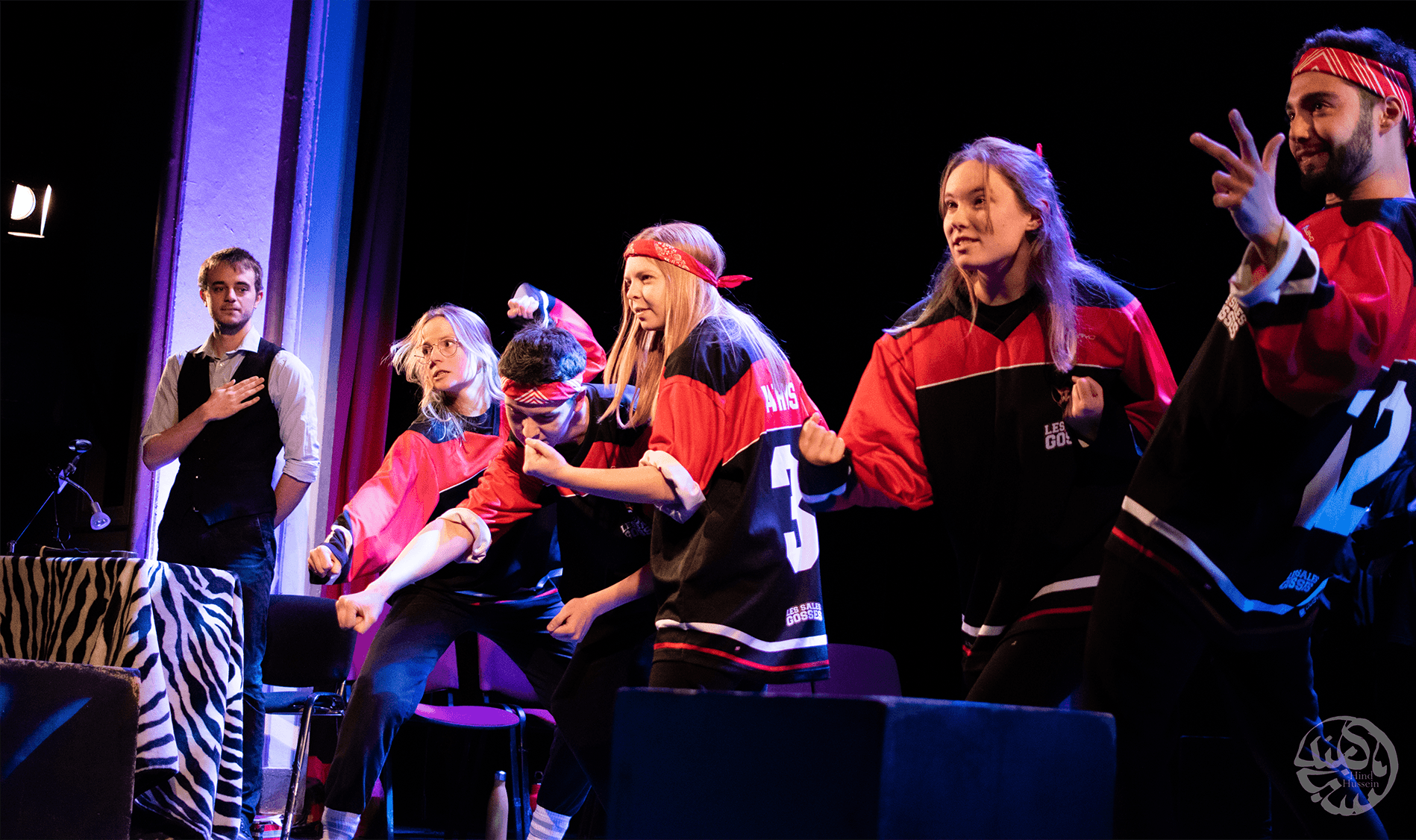 Des improvisateurs et improvisatrices en spectacle sur scène